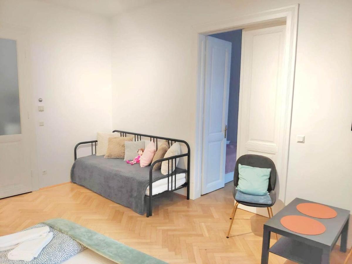 Central Mariahilfer Apartment 4 Min To The City Shopping Center And Schoenbrunn Palace فيينا المظهر الخارجي الصورة